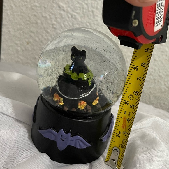 Black Cat Halloween Snow Globe - Picture 4 of 5